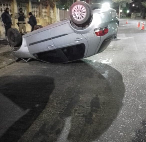 POÇOS DE CALDAS Motorista passa mal ao volante e capota no centro da