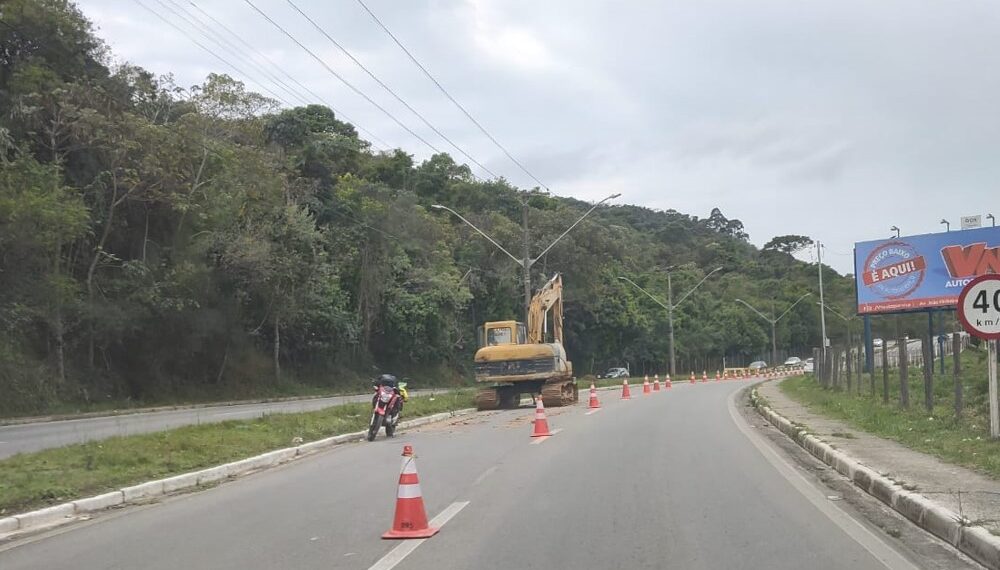 Ligação clandestina de água provoca interdição em importante avenida de