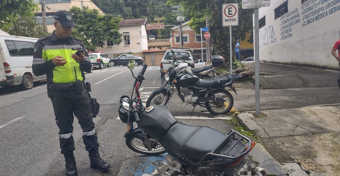 Condutor tem moto apreendida após furar sinal vermelho em Poços de