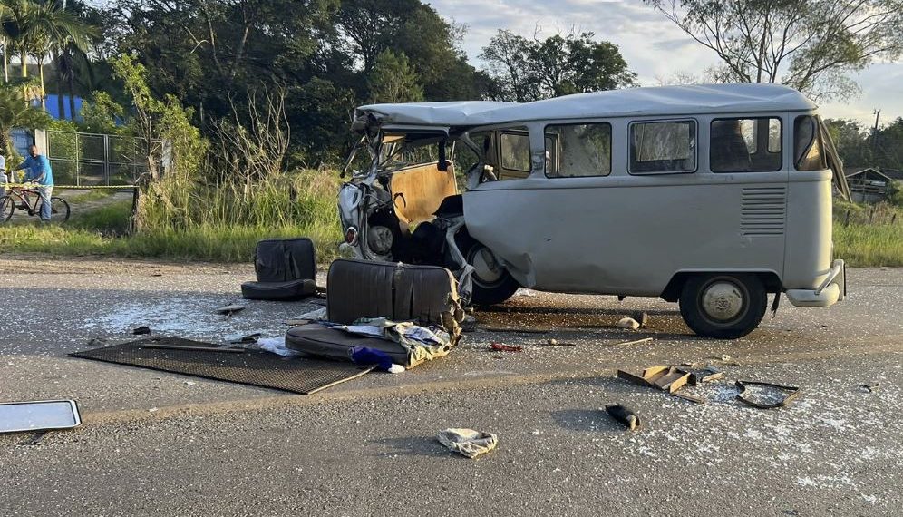 Acidente Entre Kombi E Caminh O Mata Duas Pessoas Na Br Onda Po Os