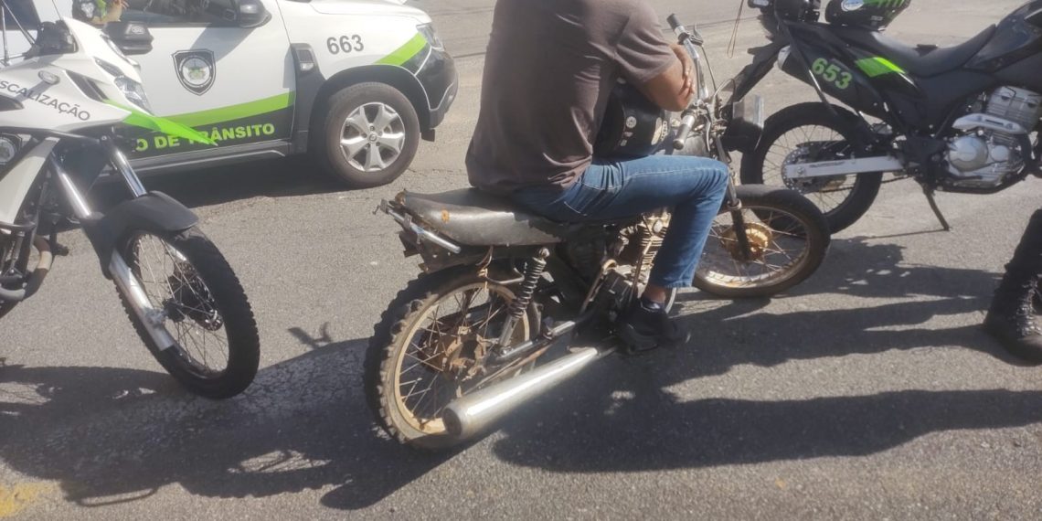 Homem inabilitado é detido moto adulterada sem placa e