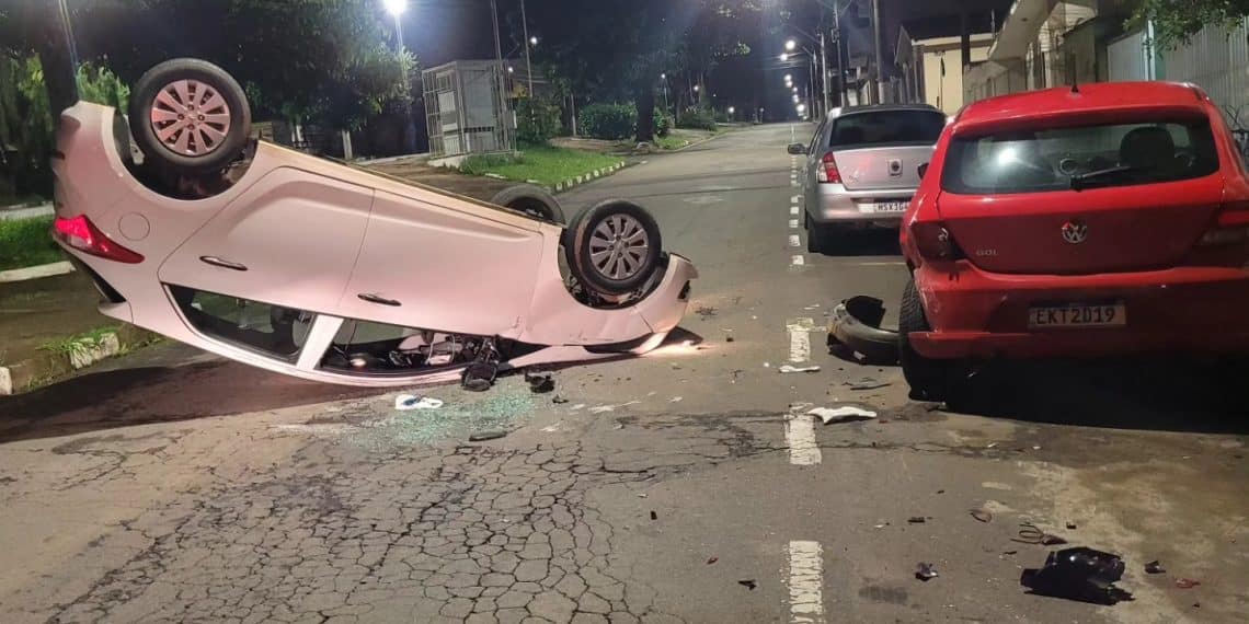 Mulher Perde Controle De Dire O Bate Em Carro Estacionado E Capota Em