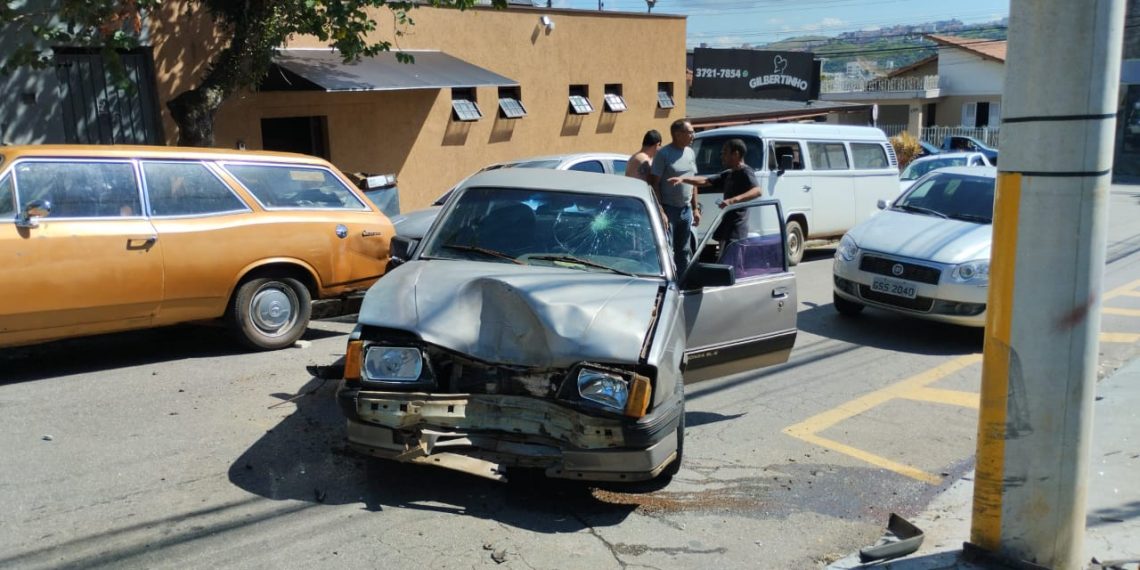 Homem é preso pela PM após bater carro furtado em Poços de Caldas