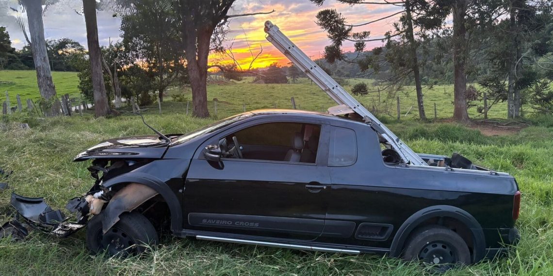 Motorista passa mal perde controle do carro e bate em árvore em