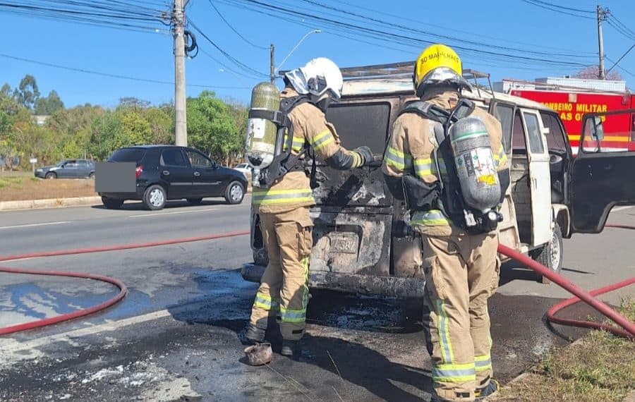 Kombi pega fogo na zona sul em Poços de Caldas ONDA POÇOS