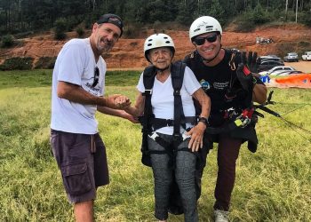 NUNCA É TARDE| Idosa realiza voo duplo em Poços de Caldas