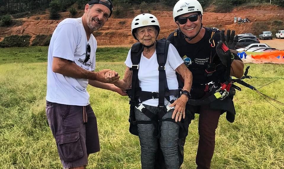 NUNCA É TARDE| Idosa realiza voo duplo em Poços de Caldas
