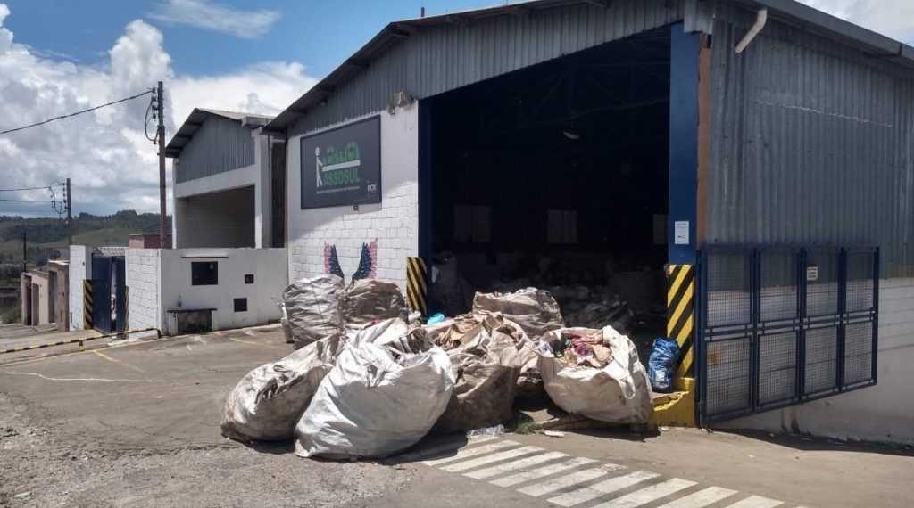 Associações e cooperativas de recicláveis pedem a separação correta do lixo orgânico e reciclável