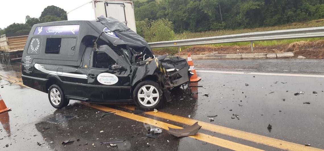 Jovem de 26 anos morre em acidente entre carro de funerária e caminhão na BR-146