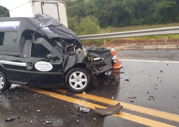 Jovem de 26 anos morre em acidente entre carro de funerária e caminhão na BR-146