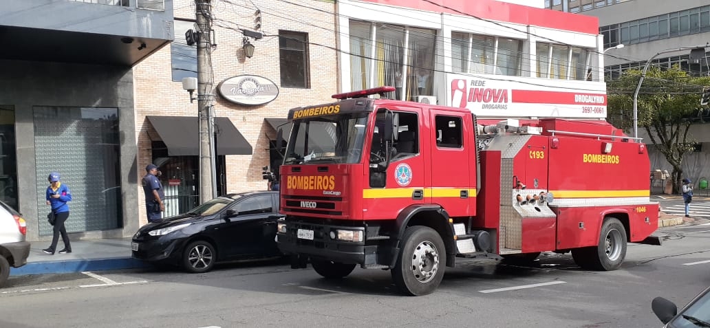 Fumaça de churrasqueira de restaurante mobiliza bombeiros no centro de Poços de Caldas