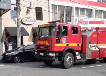 Fumaça de churrasqueira de restaurante mobiliza bombeiros no centro de Poços de Caldas