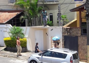 Homem é flagrado tentando invadir casa em Poços de Caldas