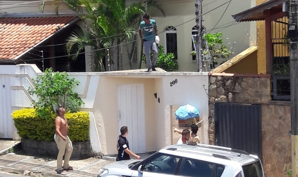 Homem é flagrado tentando invadir casa em Poços de Caldas