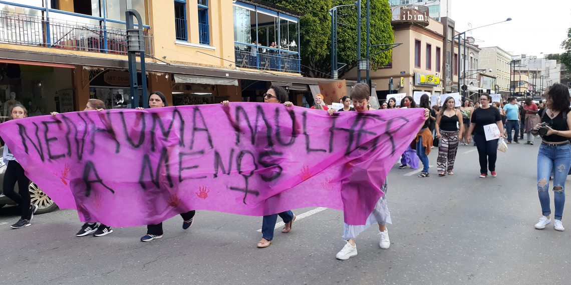 Ato contra o feminicídio é realizado em Poços de Caldas