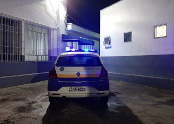 Adolescente é apreendido após desacatar diretora e ameaçar vigia