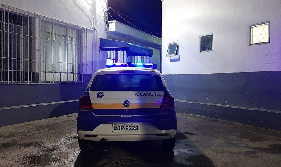 Adolescente é apreendido após desacatar diretora e ameaçar vigia