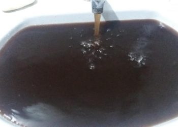 Moradores da zona sul de Poços relatam distribuição de água turva e com mal cheiro