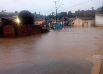 Chuva causa estragos em cidades da região