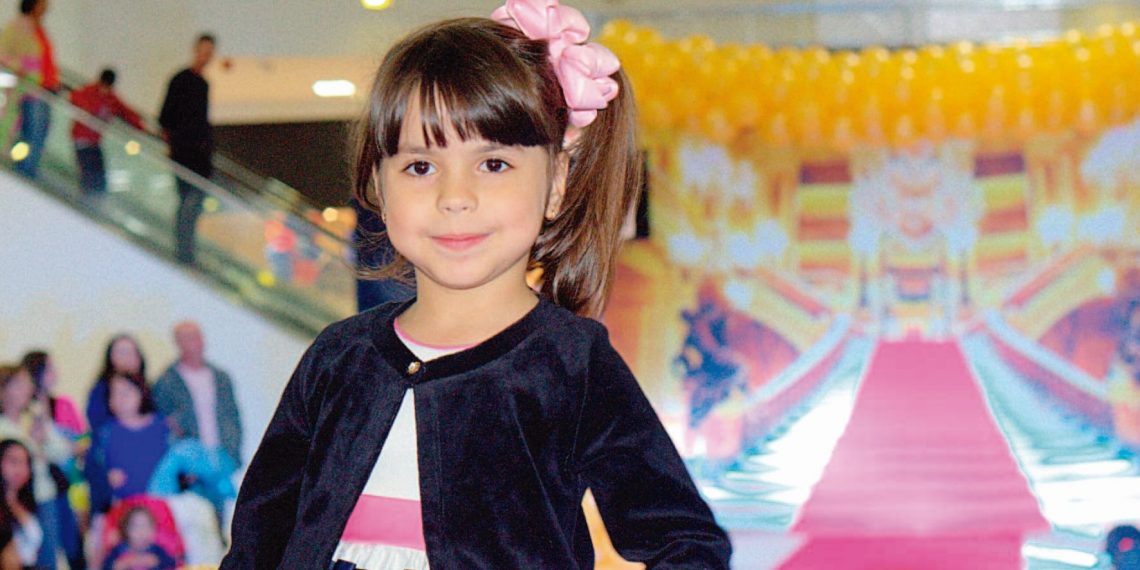 Crianças e jovens participam de desfile no Shopping Poços de Caldas