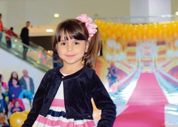 Crianças e jovens participam de desfile no Shopping Poços de Caldas