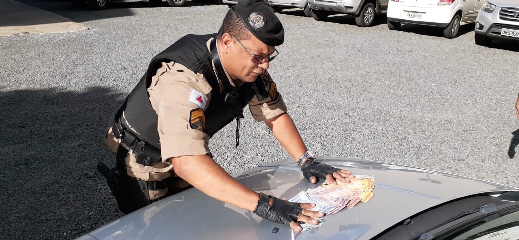 Após fuga de abordagem policial, carro é apreendido com drogas e mais de R$ 1 mil em dinheiro