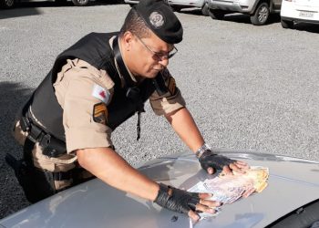 Após fuga de abordagem policial, carro é apreendido com drogas e mais de R$ 1 mil em dinheiro