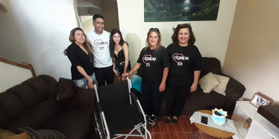 Ong Ágape doa cadeira de rodas a homem com doença rara