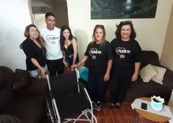 Ong Ágape doa cadeira de rodas a homem com doença rara