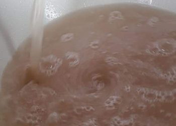 Moradores reclamam de água suja saindo das torneiras na zona sul em Poços de Caldas