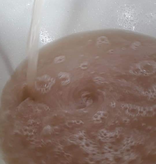 Moradores reclamam de água suja saindo das torneiras na zona sul em Poços de Caldas