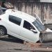 Carro cai em cima de telhado em Poços