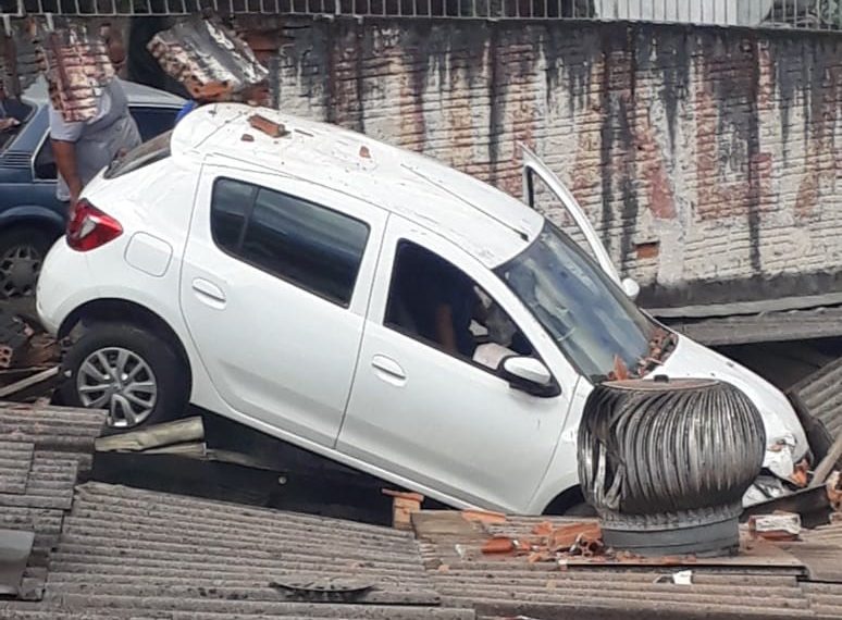 Carro cai em cima de telhado em Poços