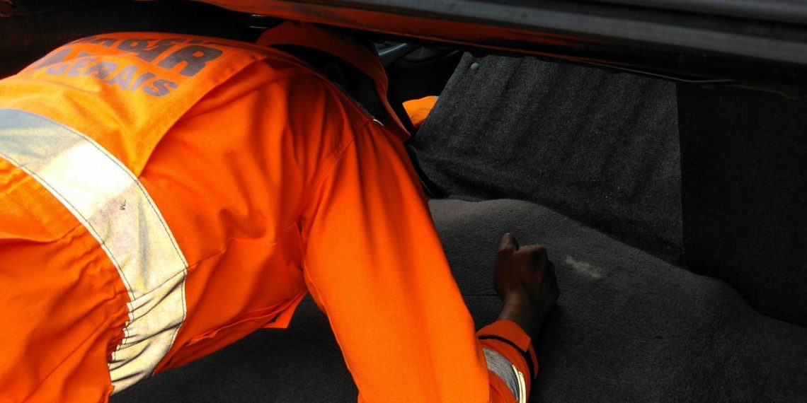 Corpo de Bombeiros resgata bebê que ficou trancado dentro de carro em Poços de Caldas