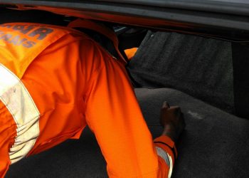 Corpo de Bombeiros resgata bebê que ficou trancado dentro de carro em Poços de Caldas