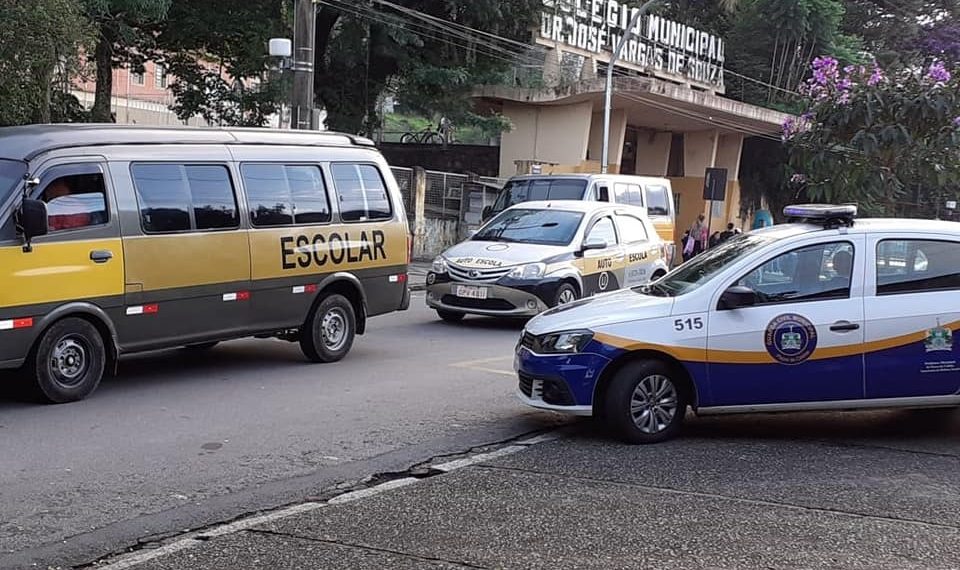 Vans escolares em situação irregular são apreendidas em Poços de Caldas