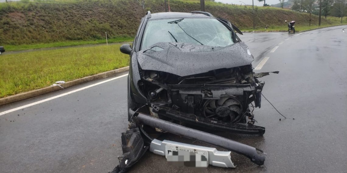 Casal fica ferido em acidente na zona sul de Poços após carro bater em poste