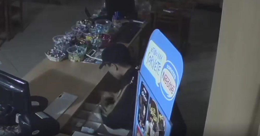 Vídeo mostra furto em restaurante no centro de Poços de Caldas