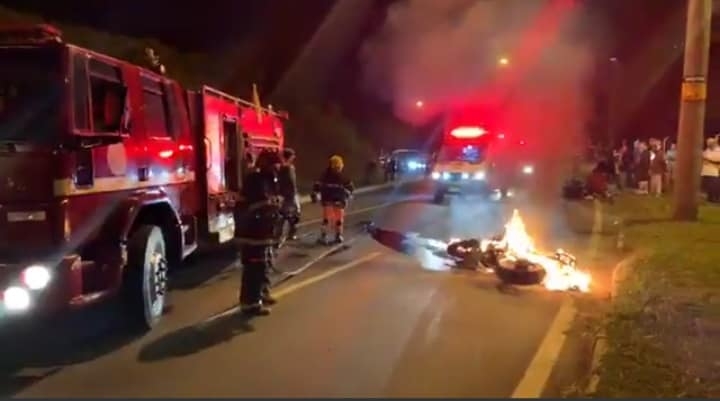 Moto pega fogo após acidente em avenida de Poços de Caldas