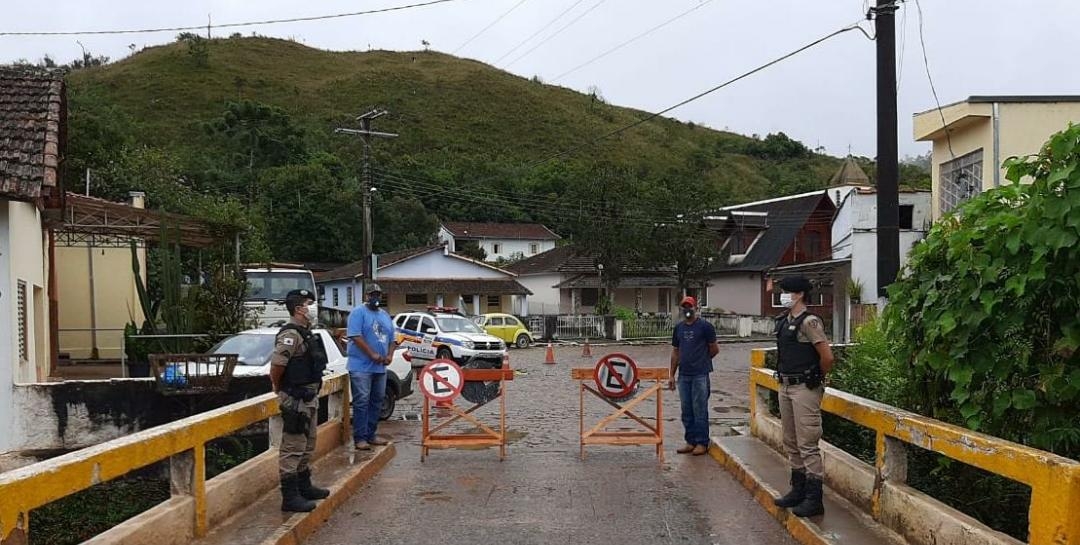 Prefeitura de Caldas fecha comércio e entradas da cidade