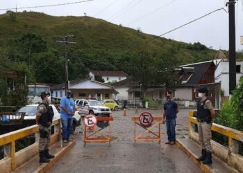 Prefeitura de Caldas fecha comércio e entradas da cidade