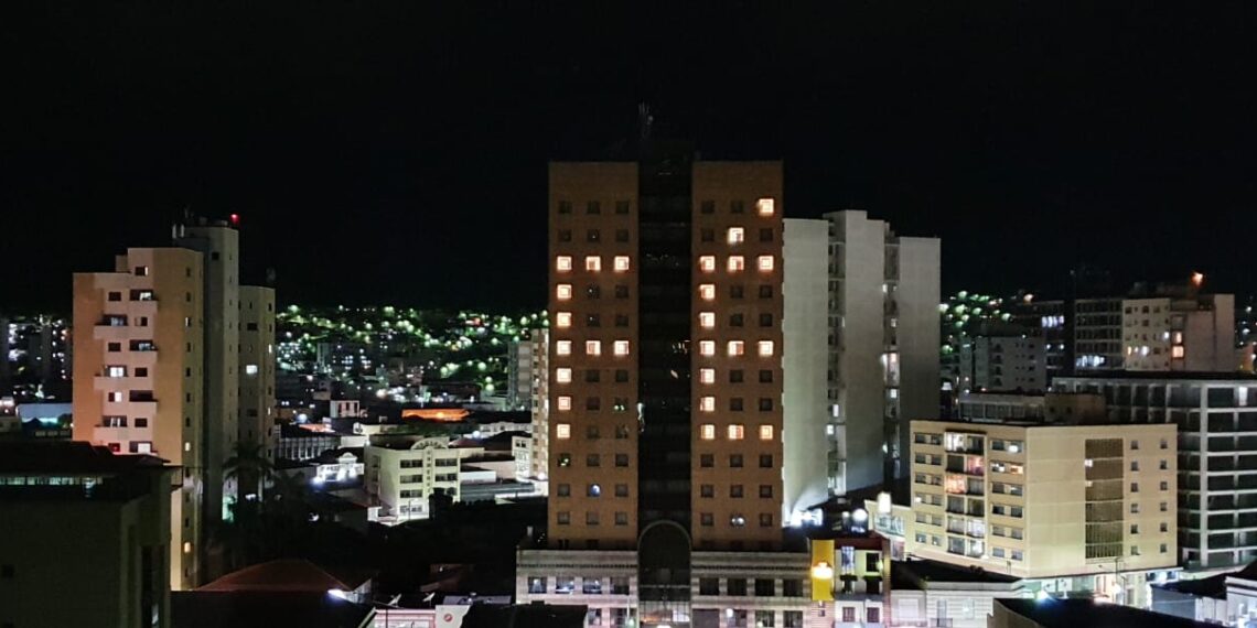 Hotel de Poços forma a palavra “fé” com o acendimento de lâmpadas
