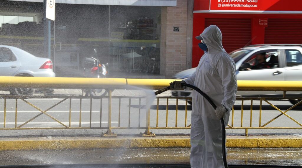 Para buscar neutralizar ação do Covid-19, locais de Poços receberão pulverização de solução à base de cloro e água