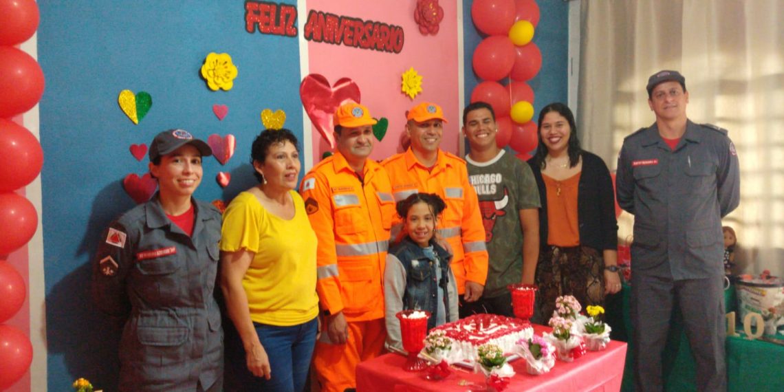 Bombeiros que fizeram parto de menina há 10 anos fazem surpresa e comparecem em festa de aniversário