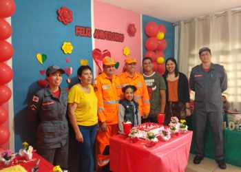 Bombeiros que fizeram parto de menina há 10 anos fazem surpresa e comparecem em festa de aniversário