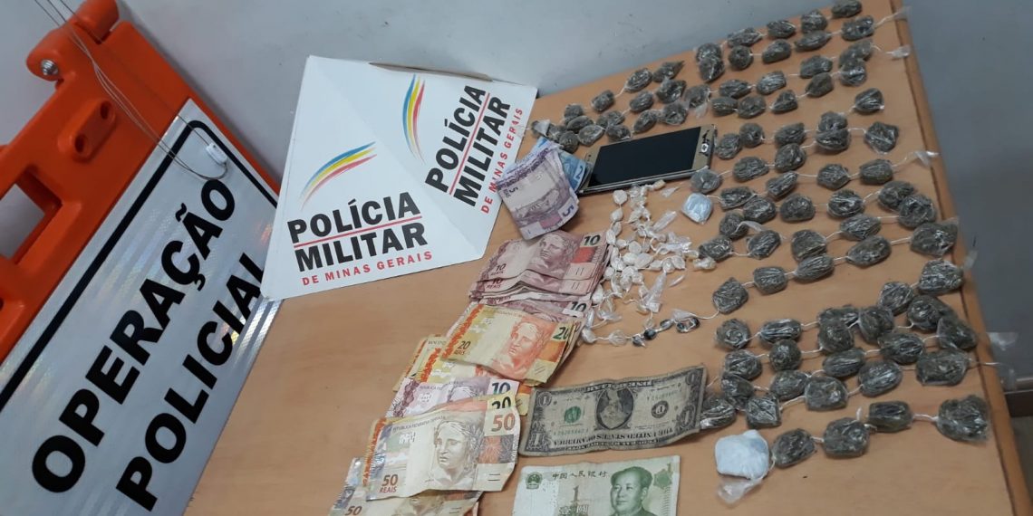 Polícia Militar apreende dólar, moeda japonesa, R$ 500,00 e drogas