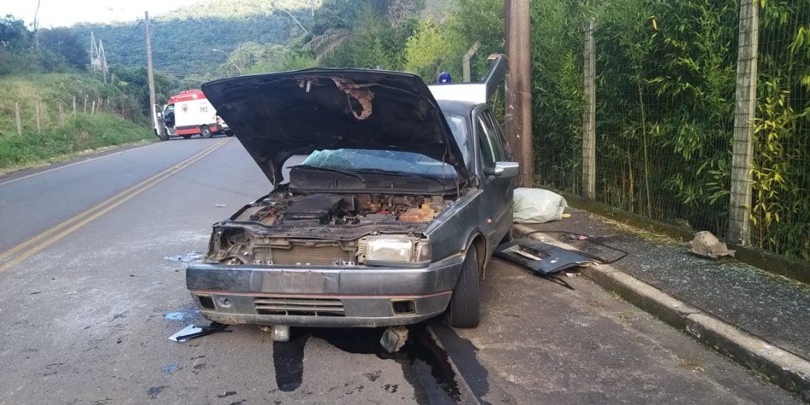 Carro capota na estrada Poços/Palmeiral