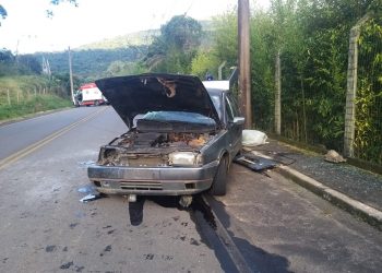 Carro capota na estrada Poços/Palmeiral