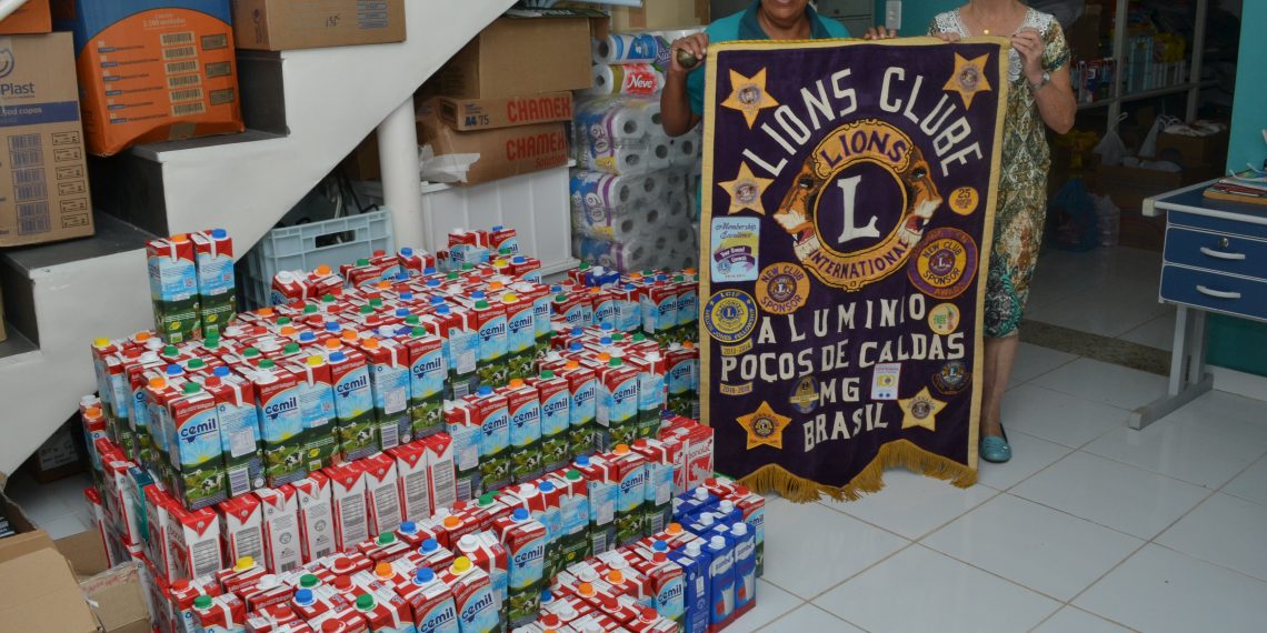 Lions Clube Alumínio doa 1.692 litros de leite para a Unacon do Hospital da Santa Casa