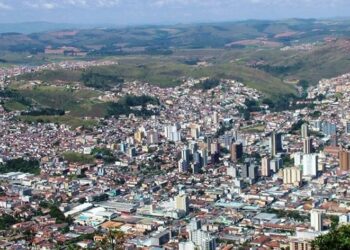 Decreto determina redução no horário do comércio e denúncias em casos de aglomerações